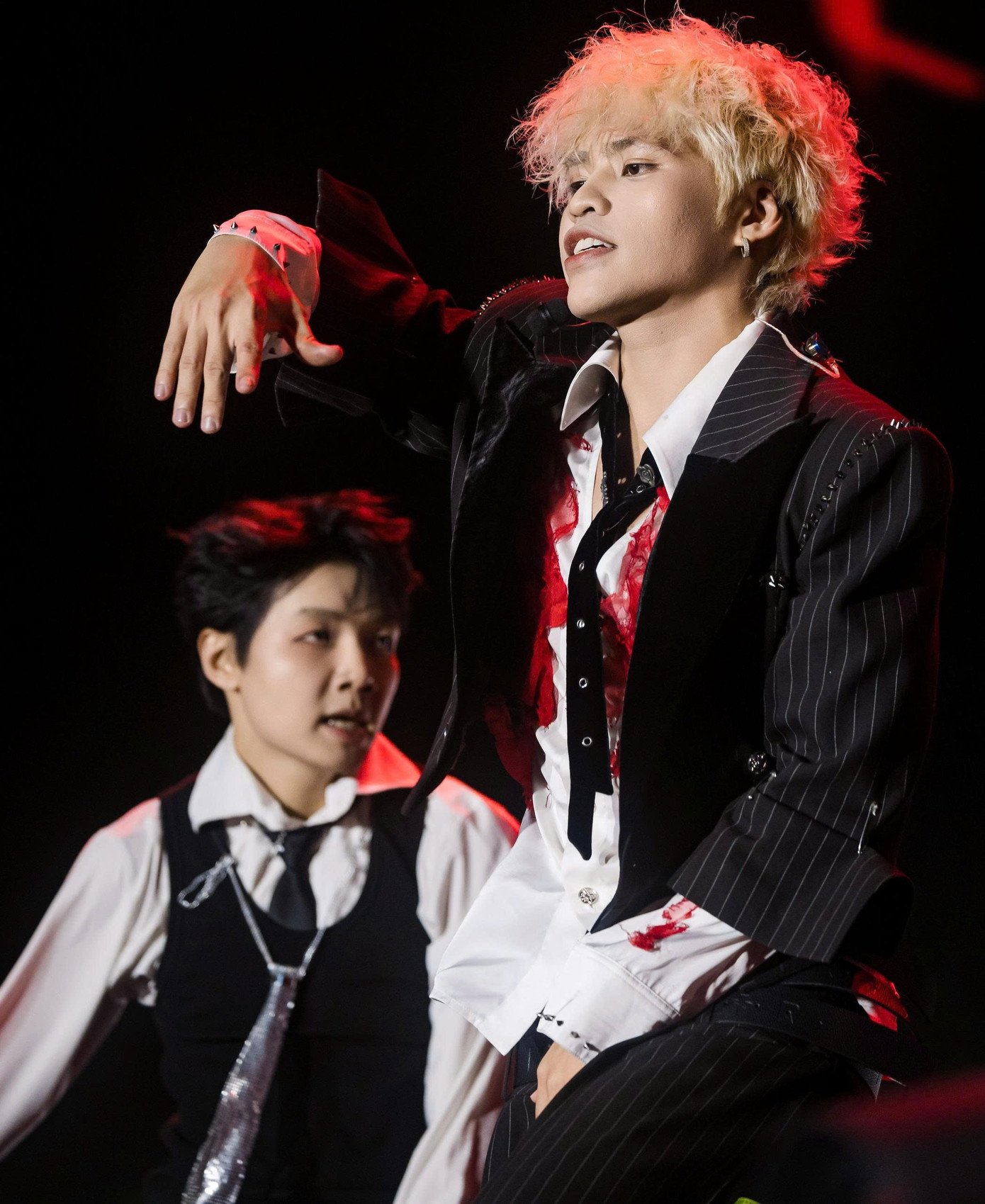 Đỗ Nam Sơn, Mason Nguyễn, Otis và TEZ mang đến chất quái, phong cách trình diễn cá tính khi thể hiện tiết mục Crazy.