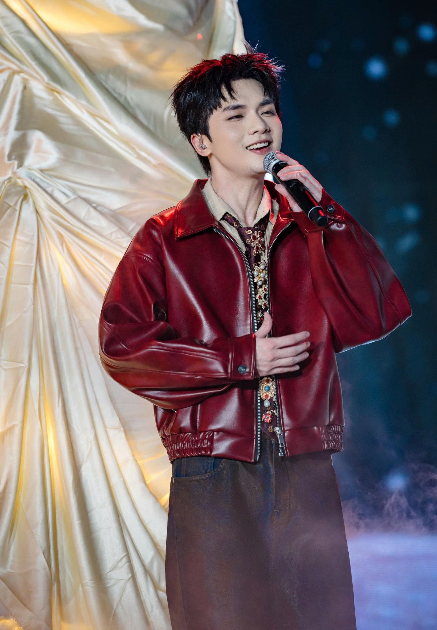 Hàng chục nghìn người đi xem 30 anh trai và các em xinh - 25