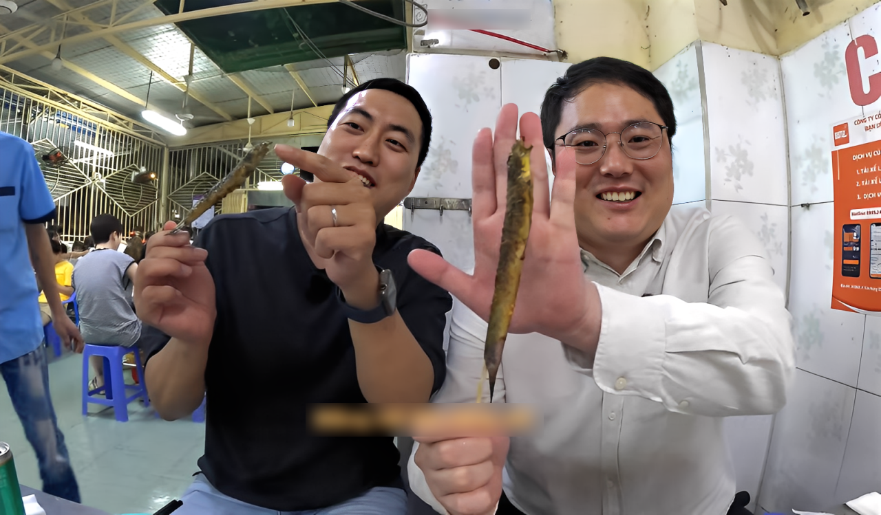 Nhóm du khách Hàn Quốc thưởng thức món ăn từ cá kèo tại một quán địa phương trên đường Ngô Thời Nhiệm