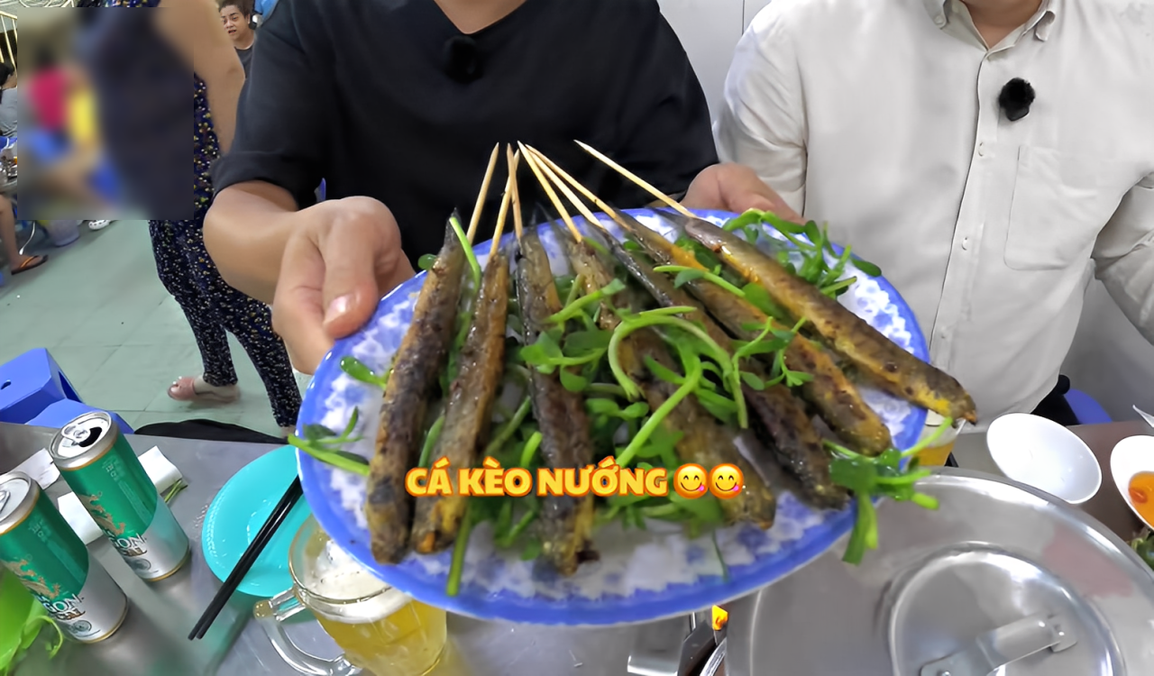 Hai món ăn chế biến từ cá kèo được thực khách ưa chuộng là lẩu cá kèo và cá kèo nướng muối ớt