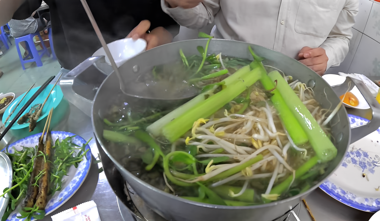 Hai món ăn chế biến từ cá kèo được thực khách ưa chuộng là lẩu cá kèo và cá kèo nướng muối ớt