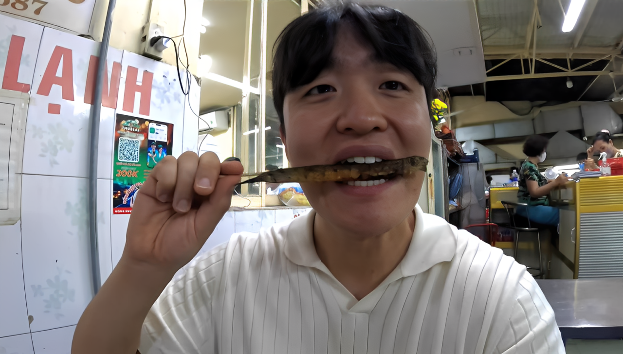 Seonguk nếm thử món cá kèo nướng, ăn liền 2 con vì quá ngon