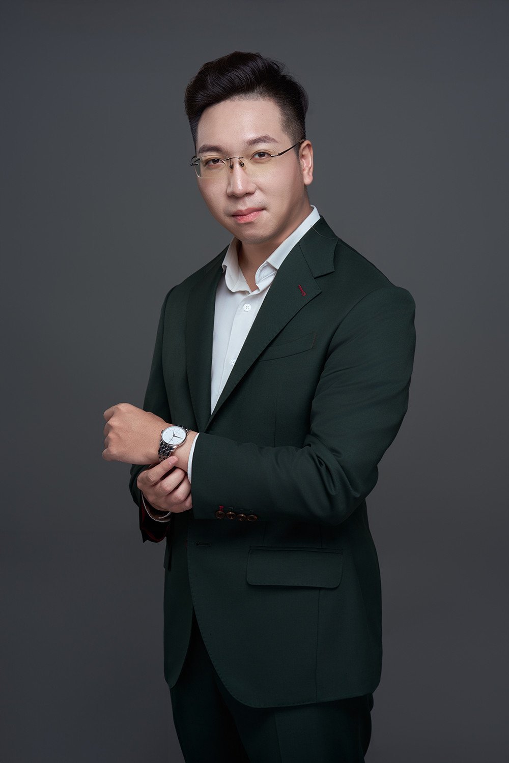 Khánh Minh làm giám khảo của nhiều cuộc thi về hùng biện tiếng Anh.