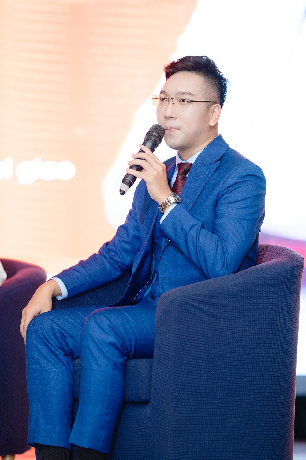 Khánh Minh tìm lại sự cân bằng qua ca hát và niềm đam mê đồng hồ đeo tay.