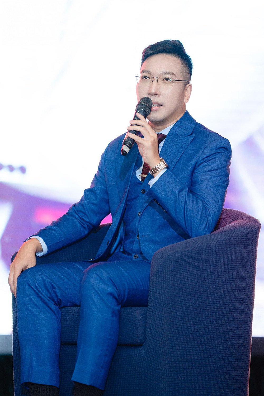 Khánh Minh tìm lại sự cân bằng qua ca hát và niềm đam mê đồng hồ đeo tay.