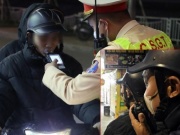 Cảnh sát hóa trang gần nhà hàng, ghi hình tài xế uống rượu bia vẫn lái xe