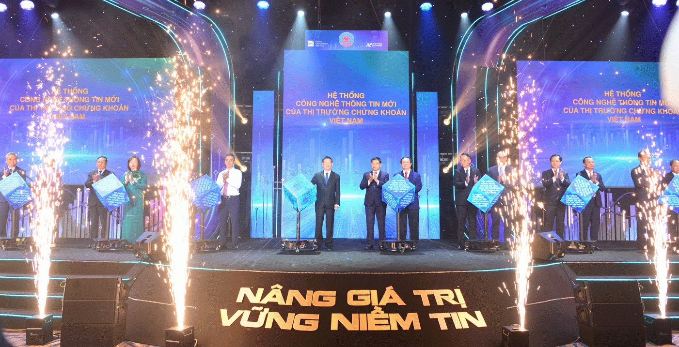 Các Lãnh đạo ấn nút khai trương Hệ thống KRX tại Lễ Kỷ niệm 25 năm TTCK Việt Nam.