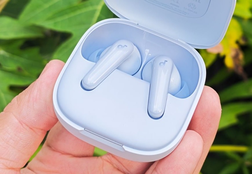 Hộp đựng kiêm sạc không dây cho tai nghe.