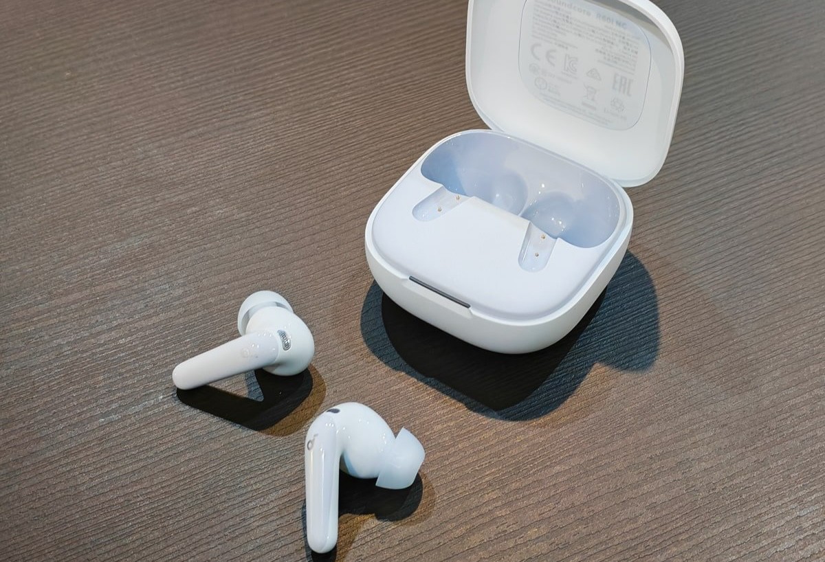 Soundcore R60i NC phiên bản màu xanh.