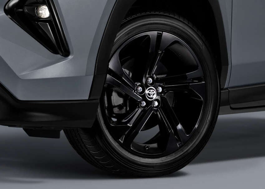 Mâm xe được sơn đen tạo nên vẻ thể thao và hầm hố.