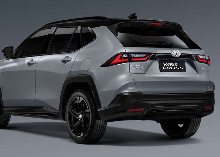 Phần trần xe được sơn đen cá tính.