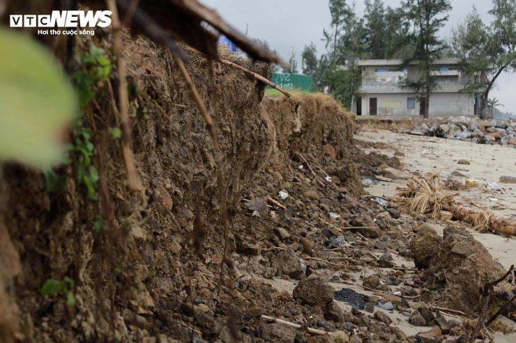 Theo người dân, bãi biển Mỹ Khê được mệnh danh là bãi biển đẹp nhất ở Quảng Ngãi. Tuy nhiên, nhiều năm gần đây, đoạn bờ biển từ khu vực bãi tắm chính đến phía Nam kéo dài khoảng 2km liên tục bị sóng lớn công phá, đặc biệt là từ sau cơn bão số 13 vừa qua.