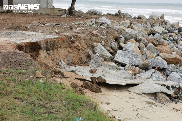 Tại nhiều vị trí, đất đá bị kéo tuột ra biển, tiềm ẩn nguy cơ tiếp tục sạt lở.