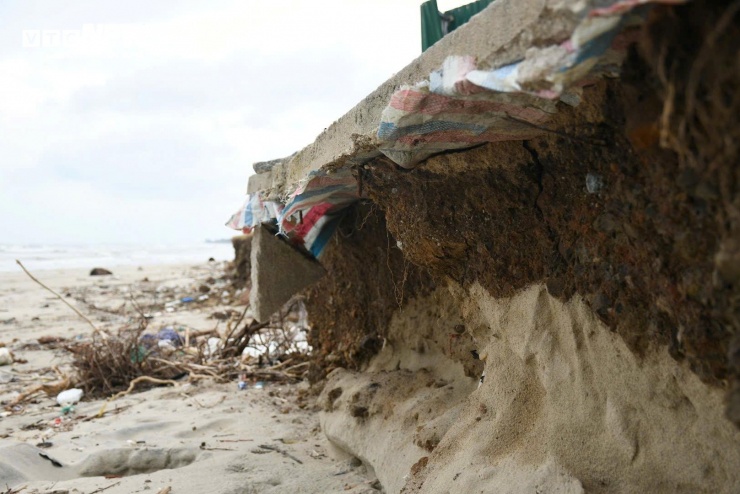 Nhiều đoạn bị nước biển khoét sâu, tạo thành hàm ếch.