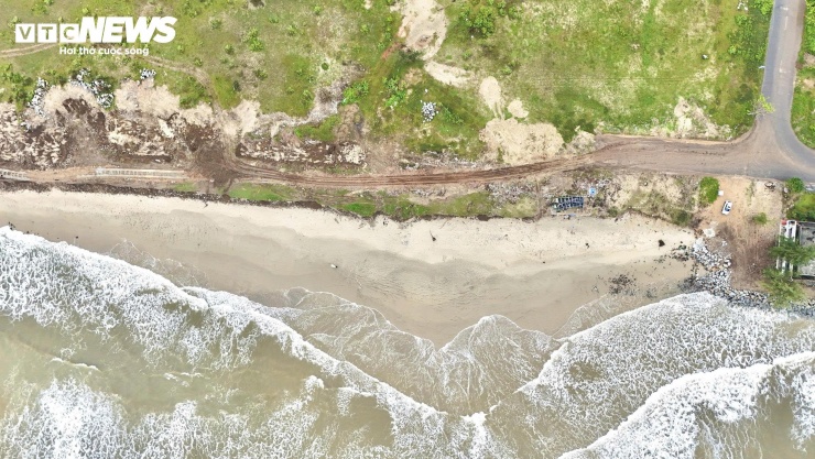 "Triều cường xâm thực gây sạt lở bờ biển Mỹ Khê đã diễn ra nhiều năm, tuy nhiên khoảng 2 năm trở lại đây, mức độ ngày càng gia tăng. Mỗi đợt triều cường, bờ biển lại bị “ăn” sâu thêm vài chục mét. Trước kia rừng phi lao chắn sóng cách bờ 20-30m nhưng nay đã biến mất. Hàng chục gốc phi lao trơ trọi trên bãi cát là minh chứng cho sự khốc liệt của những đợt triều cường tàn phá" - một người dân sinh sống gần bãi tắm Mỹ Khê nói và chia sẻ thêm nếu tình trạng sạt lở kéo dài, bãi biển này có nguy cơ bị xóa sổ.