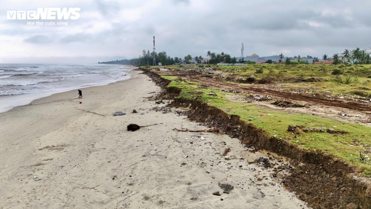 Ông Phạm Quốc Vương - Chủ tịch UBND xã Tịnh Khê – xác nhận sạt lở bờ biển Mỹ Khê đang diễn ra ngày càng nghiêm trọng, gây ảnh hưởng trực tiếp đến đời sống, đất đai của người dân cũng như hoạt động du lịch.