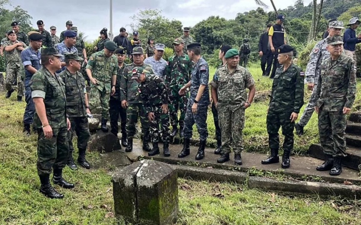 Tùy viên quân sự các nước có mặt tại mốc biên giới Thái Lan - Campuchia. Ảnh: Bangkok Post.