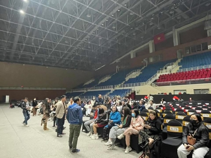 Theo hình ảnh khán giả chia sẻ, khoảng 20h tối 28/12, khâu tổ chức vẫn lộn xộn.