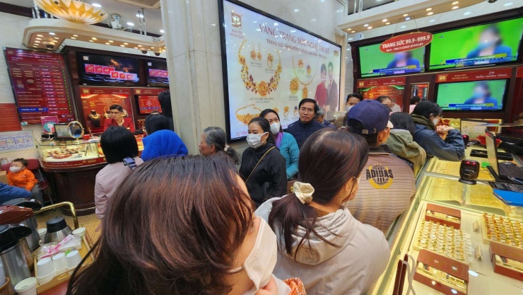 Đông đảo người dân xếp hàng mua vàng chật kín cửa hàng do giá vàng nhẫn tăng mạnh. Ảnh: Thái Nguyễn