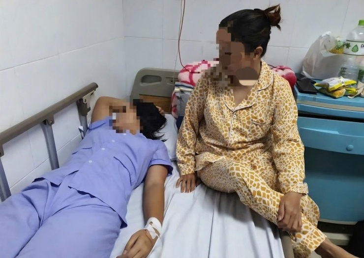 Sau khi bị đánh, gia đình đưa em H. điều trị tại bệnh viện.