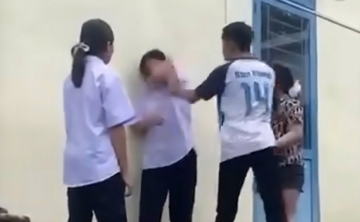 Nữ sinh bị nhóm bạn đánh tới tấp. Ảnh cắt từ clip