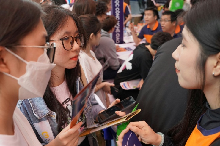 Thí sinh tại Hà Nội trong ngày hội tuyển sinh. Ảnh: Trọng Quân