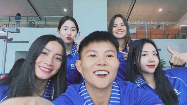 Trên mạng xã hội, cô thường chia sẻ những khoảnh khắc đời thường giản dị, hình ảnh tập luyện, thi đấu hoặc cuộc sống cùng gia đình, đồng đội.