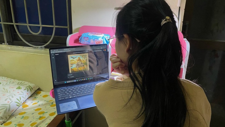 Em Hà My hào hứng với những bài giảng sinh động hơn nhờ AI (Ảnh: Khánh Huyền)