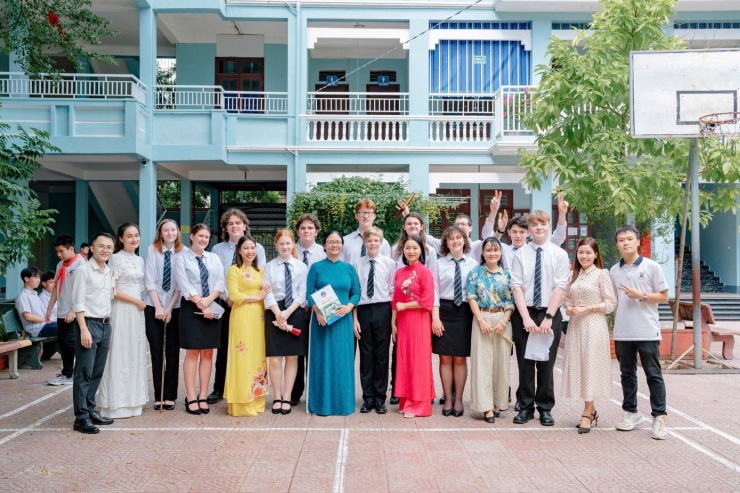 Thầy cô và học sinh Trường TH, THCS & THPT Đông Bắc Ga, Thanh hóa. (Ảnh: NVCC)