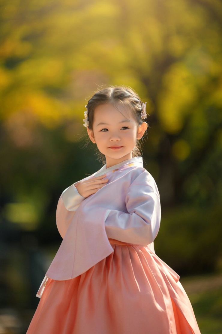 Trong trang phục Hanbok, Suchin trông vô cùng duyên dáng, đáng yêu như một cô công chúa nhỏ.