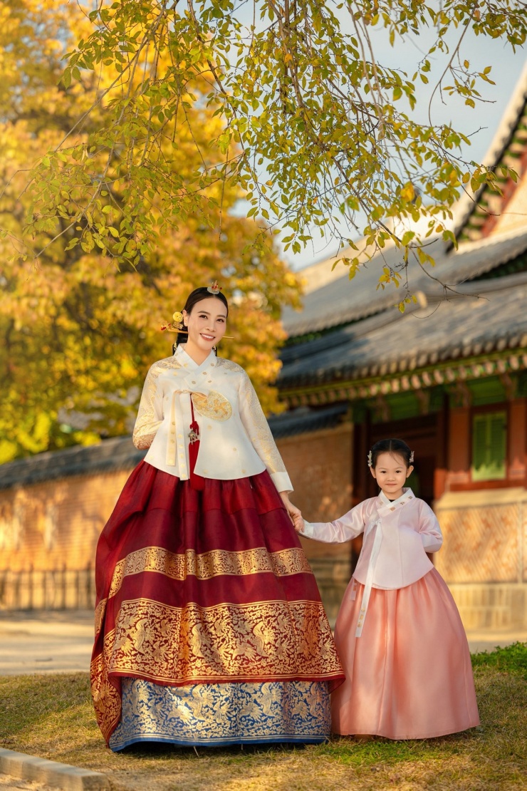 Hai mẹ con cùng diện Hanbok trông như hoàng hậu - công chúa từ phim bước ra.