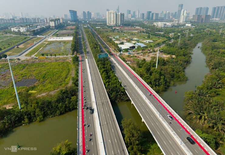 Làn đường cho xe đạp đầu tiên tại TP HCM hoàn thành - 1