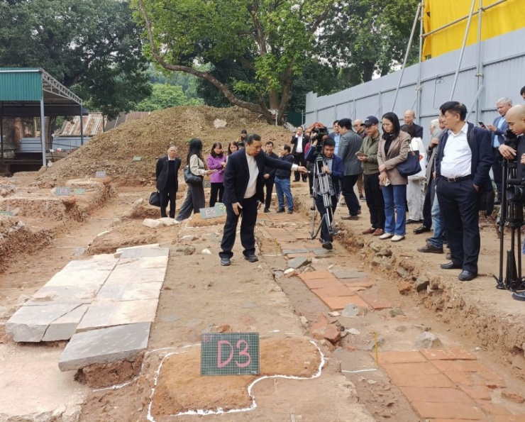 GS.TS Tống Trung Tín giới thiệu kết quả khai quật khảo cổ mới nhất tại Trung tâm Hoàng thành Thăng Long xưa.