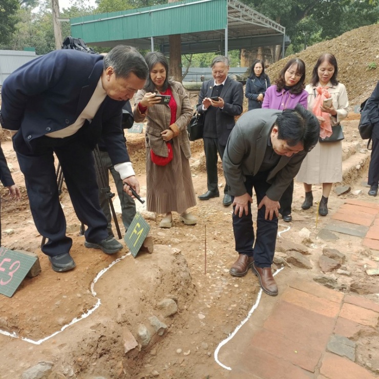 GS.TS Tống Trung Tín giới thiệu vị trí viên gạch chứa đựng thông tin về quân đội sản xuất gạch xây dựng Điện Kính Thiên thời Lê Sơ.