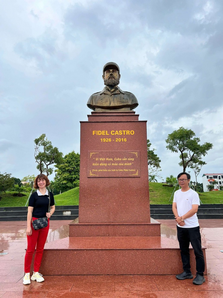 Đoàn làm phim bên tượng đài Fidel Castro tại Quảng Trị. Ảnh: VTV