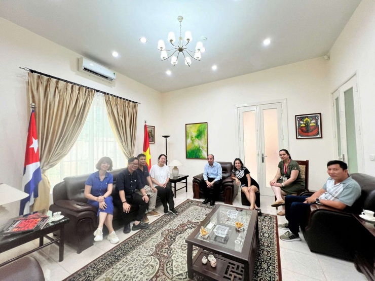 Đoàn làm phim làm việc với Đại sứ quán Cuba tại Việt Nam. Ảnh: VTV