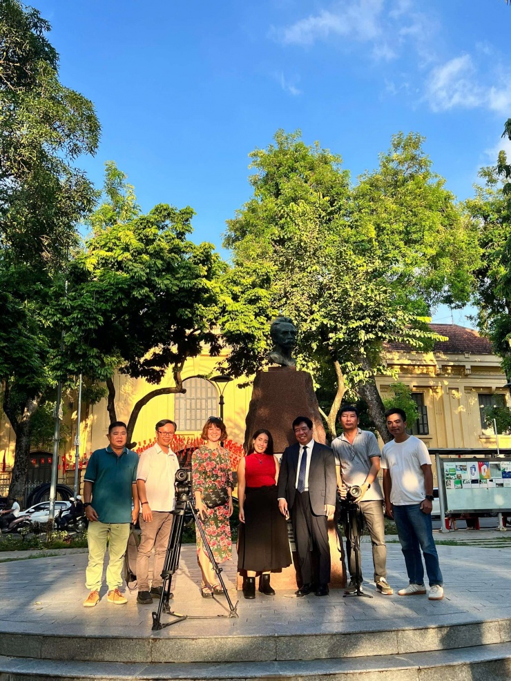 Đoàn làm phim tác nghiệp tại Hà Nội. Ảnh: VTV