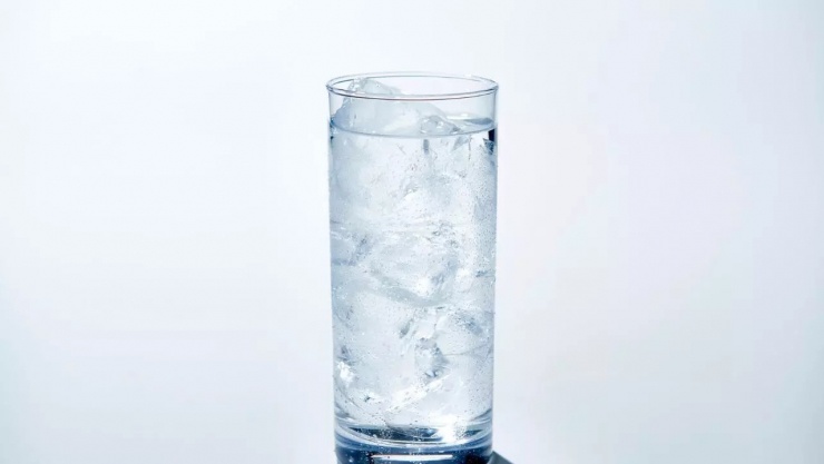 Nước giúp pha loãng nước tiểu phòng ngừa sỏi thận.