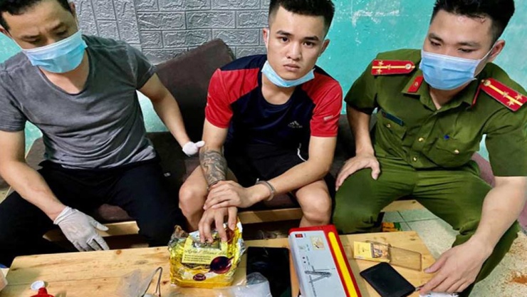 Đối tượng buôn ma túy thả chó dữ tấn công cảnh sát. Ảnh: T.H.