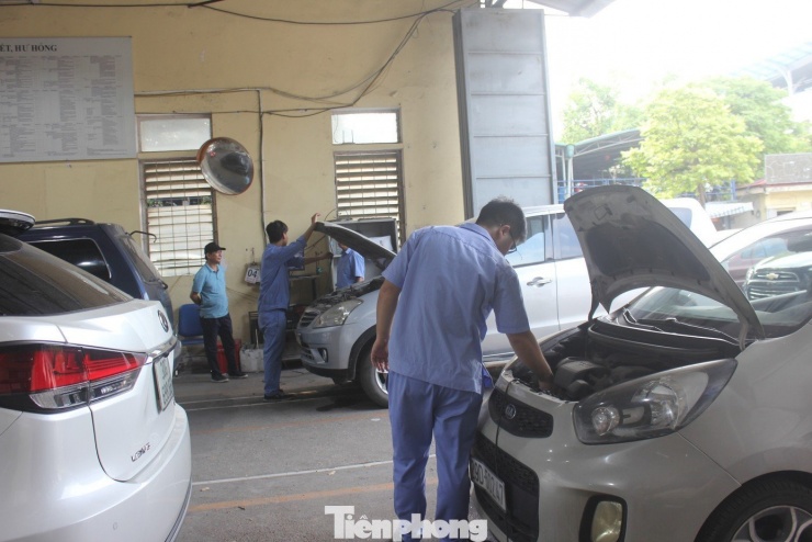 Từ 1/3/2026, ô tô tham gia giao thông phải đáp ứng quy chuẩn khí thải theo năm sản xuất. Ảnh: Lộc Liên.