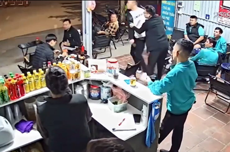 Nạn nhân bị nhiều người khống chế, dùng hung khí đâm vào người. Ảnh: Chụp từ clip.