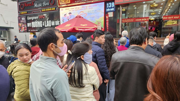 Người mua vàng xếp hàng đông nườm nượp trước cơ sở vàng Bảo Tín Minh Châu trong sáng nay. Ảnh: Thái Nguyễn