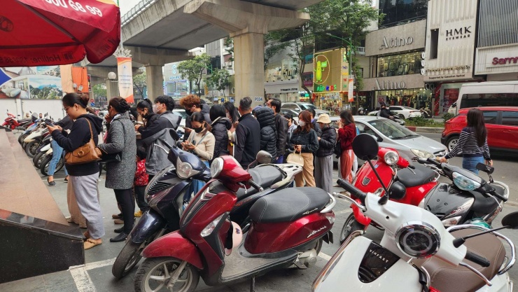 Giá vàng hôm nay giảm mạnh không làm giảm sức nóng của vàng. Ảnh: Thái Nguyễn