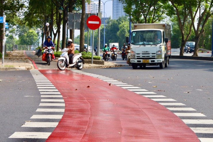 Theo đó xe máy đi trên làn xe đạp trên đường Mai Chí Thọ (đoạn trên vỉa hè) có thể bị phạt
