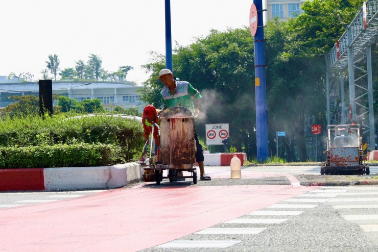 Làn xe đạp có chiều dài khoảng 5,8 km, kéo dài từ đường Nguyễn Cơ Thạch đến đường D1, với kinh phí đầu tư hơn 12,7 tỉ đồng