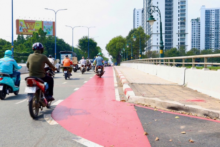 Tại các đoạn giao với đường dân sinh, mặt đường được sơn đỏ để tăng khả năng nhận diện