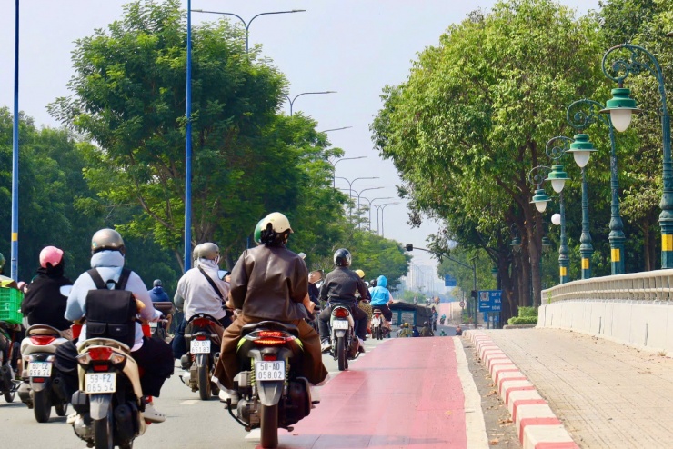 Ở những đoạn qua cầu, do vỉa hè hẹp, một phần lòng đường được tổ chức làm làn xe đạp, sơn đỏ và kẻ vạch tách biệt với làn xe cơ giới