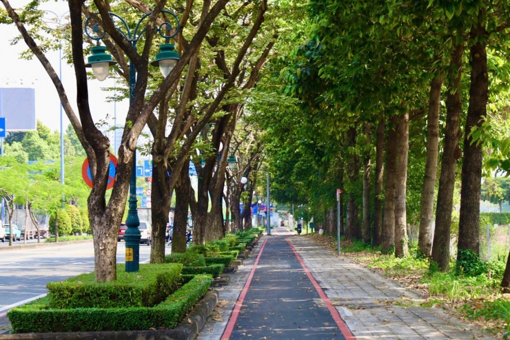 Trải nghiệm đạp xe trên tuyến làn mới vào sáng sớm, chị Nguyễn Thị Kim Dung (SN 1999, ngụ phường An Khánh) cho biết rất vui khi TPHCM có một tuyến đường dành riêng cho xe đạp.“Đạp xe buổi sáng sớm dưới làn cây xanh rất thoải mái. Người dân mong mô hình này sẽ được nhân rộng” – chị Dung chia sẻ