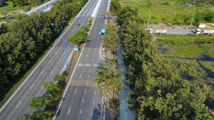 Đại lộ Mai Chí Thọ là một trong những tuyến đường lớn nhất TPHCM, dài khoảng 7 km, rộng 10–14 làn xe, kết nối khu trung tâm thành phố với cửa ngõ phía Đông, nút giao An Phú và cao tốc TPHCM – Long Thành – Dầu Giây