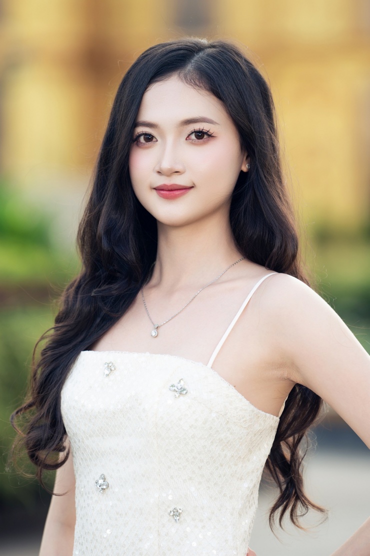 Nguyễn Phương Hồng Thắm là 1 trong 50 thí sinh Miss World Vietnam 2025. Cô sinh 2004, đến từ Gia Lai (Bình Định cũ).